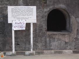 Peringatan bahaya bertuliskan “Awas Ambrol” yang ditempel di papan yang berada di sisi utara Pang...