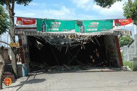 Sebuah bengkel di Jalan Bantul hancur setelah diguncang gempa, 27 Mei 2006.