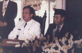 Syarwan Hamid (Mendagri) dan Sri Sultan HB X dengan khidmad mengikuti prosesi pelantikan gubernur.