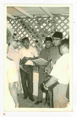 Sri Sulan HB IX  dan Moenadi sedang berdialog dengan para pejabat di Pekalongan, 1971.