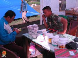 Suasana pelayanan kesehatan di Posko Kemanusiaan Yonif 412 Raider Kostrad di Dusun Kanggotan, Won...