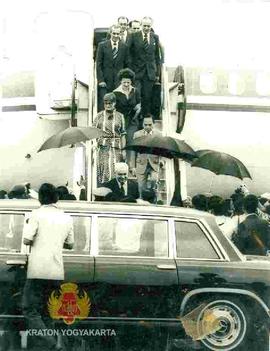Wakil Presiden Yugoslavia Stevan Doronjski dan rombongan sedang menuruni tangga pesawat.