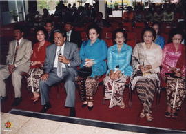 Kerabat dari Kraton Yogyakarta hadir pada acara pelantikan Gubernur dan Wakil Gubernur. Tampak pa...