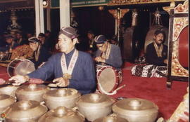 Musik Gamelan dengan salah satu anggotanya adalah GPBH Yudaningrat memainkan bedug gamelan dalam ...