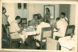 Sri Sultan HB Sripaduka PA VII dan Moenadi beserta rombongan sedang menikmati hidangan dalam kunj...
