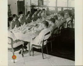 Sri Sultan Hamengku Buwono IX mendampingi Presiden Soekarno pada acara jamuan makan dengan rombon...