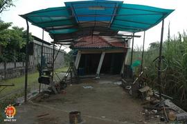 Kondisi rumah pemilik bengkel las di sekitar Kweni Jalan Bantul yang hampir roboh setelah digunca...