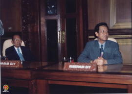 Sri Sultan Hamengku Buwono X dan Sri Paku Alam IX sedang mendengarkan sambutan dari Ketua DPRD DI...
