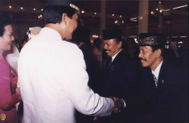 Sri Sultan HB X di dampingi GKR. Hemas sedang bersalaman dengan anggota DPRD DIY Bapak Letkol. Fa...