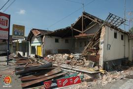Bangunan Toko Indrawati di Dusun Modinan Jalan Godean Km 4,5 yang hancur akibat gempa berkekuatan...