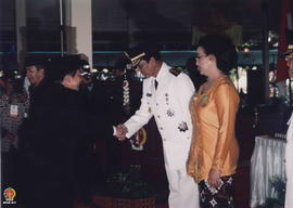 Menteri Dalam Negeri Hari Sabarno memberikan ucapan selamat kepada Sri Sultan Hamengku Buwono X s...