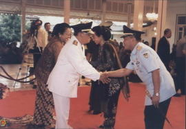 Wakil Gubernur DIY KGPAA. Paku Alam IX beserta istri menerima ucapan selamat dari para tamu undan...