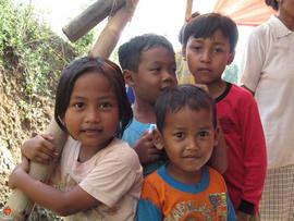 Anak-anak korban gempa sedang berkumpul di bawah tenda darurat di Kaligatuk, Srimulyo, Piyungan, ...