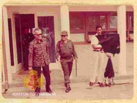 Pelepasan kepulangan Sri Sultan Hamengku Buwono IX, tampak pejabat TNI berjalan di samping Sri Su...
