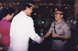Sri Sultan HB X di dampingi GKR. Hemas sedang bersalaman dengan Kapolda DIY Kolonel Polisi Drs. B...