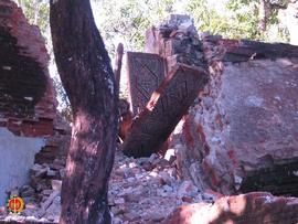 Kondisi dinding Makam Raja-Raja Yogyakarta di Imogiri yang hancur akibat guncangan gempa 5,9 SR.
