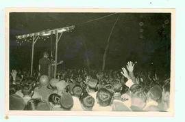 Sri Sultan melambaikan tangak sambil berdiri di atas panggung Kampanye Golkar tahun 1971 di Wonos...