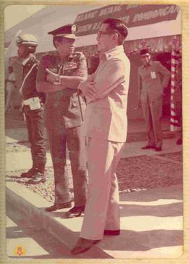 Gubernur Bengkulu Drs. Abdul Chalik (berkaca mata) dan Komandan DIM 0407 Bengkulu Utara sedang me...