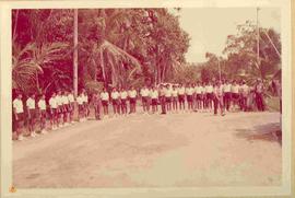 Anak-anak berjajar disepanjang jalan yang akan dilewati rombongan Wakil Presiden RI, Sri Sultan H...