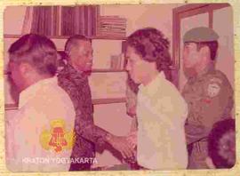 Sri Sultan Hamengku Buwono IX berjabat tangan dengan ibu-ibu saat menerima mereka sebagai tamu di...