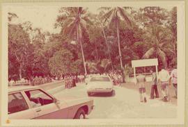 Mobil rombongan Sri Sultan Hamengku Buwono IX meninggalkan lokasi Peresmian Perluasan Peleburan T...