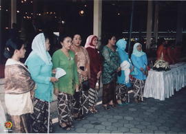Among tamu acara pelantikan Gubernur dan Wakil Gubernur. Tampak berdiri dari kiri Ny.Bambang HP (...