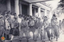 Laskar KRIS sedang memberikan penghormatan  kepada  Presiden  RI (Ir.Soekarno) dan Panglima Besar...