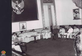 Mr. Wongsonegoro duduk diantara Paku Alam VIII (paling kiri) dan Sri Sultan Hamengku Buwono IX (n...