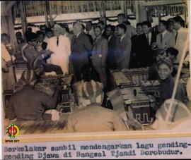 Presiden Soekarno berbicara dengan PJM. Presiden Gheorghe Gheorg Liu Dej dan rombongan sambil men...