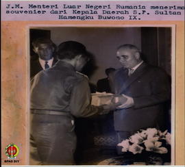 JM. Menteri Luar Negeri Rumania menerima soevenir dari Kepala Daerah Sri Sultan Hamengku Buwono IX.