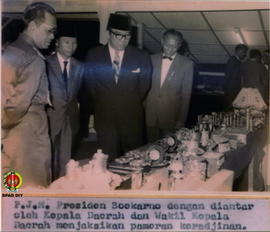 PJM. Presiden Soekarno didampingi oleh Sri Sultan Hamengku Buwono IX dan KGPAA Paku Alam VIII men...
