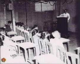 Prof. Dr. Sardjito (duduk paling kiri) mengikuti pembukaan Perayaan Sekaten.