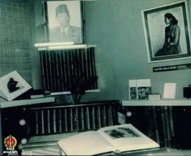Lukisan karya Bung Karno dipajang dalam pameran bersama foto Presiden Soekarno pada Pekan Raya Na...