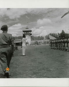 Penghormatan Para Tentara menyambut kedatangan AHJ. Lovink dalam rangka kunjungan ke Istana Negar...