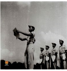 Seorang prajurit sedang membaca naskah dalam Upacara Peringatan Hari Pahlawan 10 November.