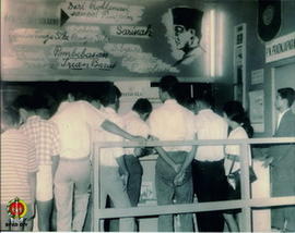 Spanduk tulisan karya PJM. Presiden Soekarno : 

Dari Proklamasi sampai resopim


