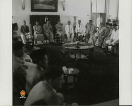 Presiden Soekarno dan para Anggota KNIP sedang berbincang santai untuk mengurangi ketegangan pada...
