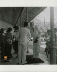 AHJ. Lovink beserta istrinya tiba di Istana Negara (Gedung Agung) Yogyakarta.