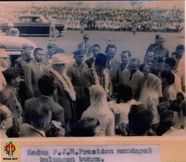 PJM. Presiden Rumania dan PJM. Presiden Soekarno menerima kalungan bunga saat menghadiri rapat pe...