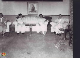 Mr. Wongsonegoro duduk diantara Sri Sultan Hamengku Buwono IX (no 2 dari kanan) dan Paku Alam VII...