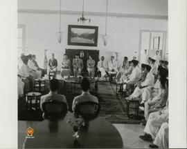 Presiden Soekarno sedang berdialog dengan para Anggota KNIP yang berada di sebelah kanan Presiden...
