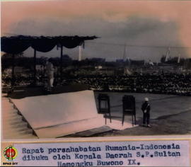 Pembukaan rapat persahabatan Rumania-Indonesia oleh Kepala Daerah Sri Sultan Hamengku Buwono IX d...
