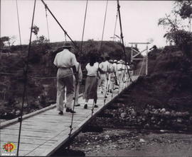 Panitia penolong korban merapi UNGIN Yogyakarta berjalan di jembatan, bawahnya kali yang dilalui ...