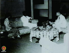 Presiden Soekarno sedang menerima kunjungan tamu dari luar negeri di Gedung Agung Yogyakarta.