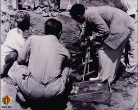 KGPAA Paku Alam VIII meletakkan batu pertama mengawali pembangunan makam dr. Wahidin Sudirohusodo.