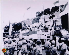 Masyarakat Yogyakarta dengan membawa spanduk mengikuti rapat umum pembebasan Irian Barat.
