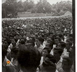 Tampak rakyat Bukit Tinggi berkumpul di lapangan menyambut kedatangan Bung Hatta.