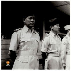 Letkol Soeharto berdampingan dengan KGPAA Paku Alam VIII dalam Upacara Peringatan Hari Pahlawan d...