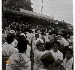 Bung Hatta sedang berpidato di tengah kerumunan rakyat Bukit Tinggi