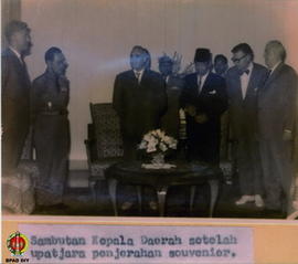 PJM. Presiden Rumania PJM. Presiden Soekarno JM. Menteri Luar Negeri Rumaniapada saat mendengarka...